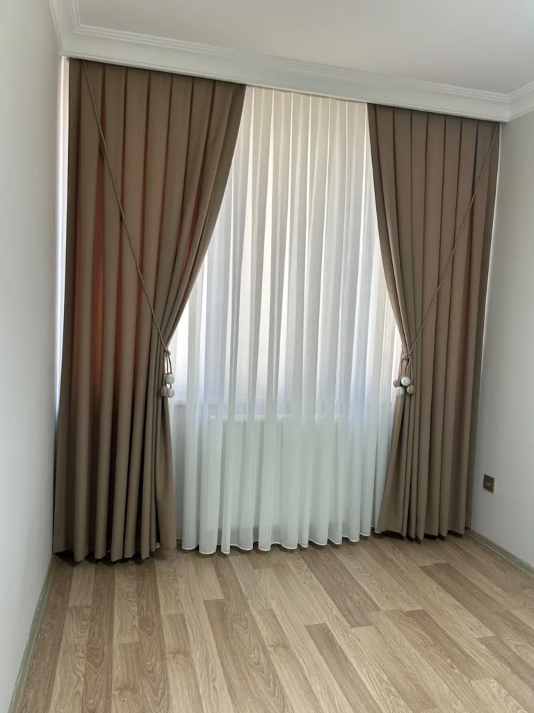 Geniş salonda taupe fon ve sık pile tül — Fon perde, tül perde (6/8)