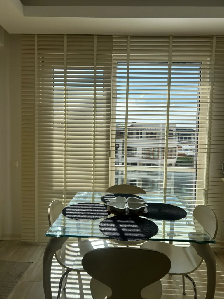 Cam masalı yemek odasına ahşap jaluzi — Ahşap jaluzi (2/2)