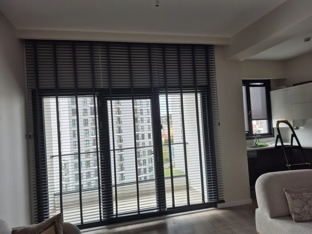 Balkon kapısı jaluzi — salon, mutfak girişi